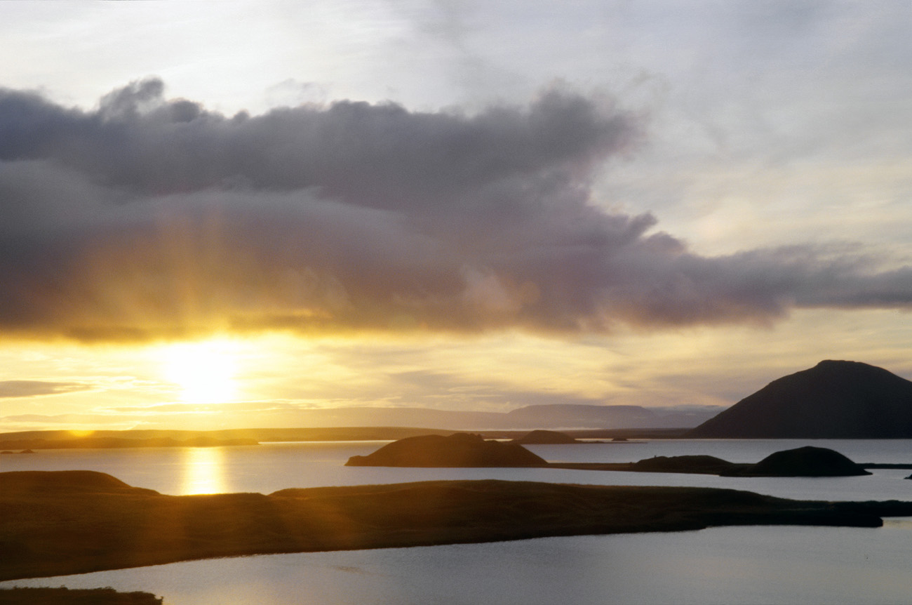 isl_250 myvatn.jpg - Islande Nord, août 2003 : lac Myvatn variations sur un crépuscule, à l'heure où les moucherons sont partis se coucher Kodak Ektachrome 100 G